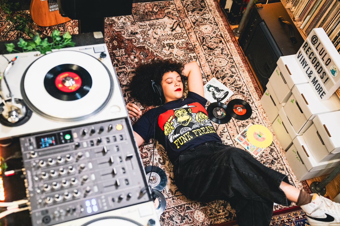 Unlock the world of used vinyl records! This guide from Lulo Records helps US vinyl collectors confidently find rare gems and affordably expand their collection online. Learn about grading, what to look for, and why buying used is so rewarding.